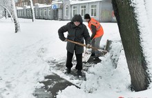 Качественную уборку Ярославля от снега затрудняет нехватка дворников. С фото