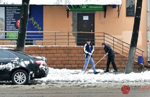 Качественную уборку Ярославля от снега затрудняет нехватка дворников. С фото