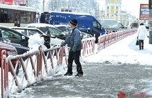 Качественную уборку Ярославля от снега затрудняет нехватка дворников. С фото