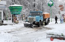 Качественную уборку Ярославля от снега затрудняет нехватка дворников. С фото