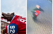 В Ярославле с рычащего мишки украли свитер «Локомотива»