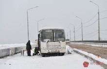 Причиной аварии маршрутного автобуса N 83 на Октябрьском мосту Ярославля стала развалившаяся ступица. С фото