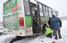 Причиной аварии маршрутного автобуса N 83 на Октябрьском мосту Ярославля стала развалившаяся ступица. С фото