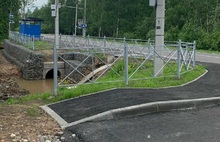 Ярославцы ждут автобусную остановку около дач