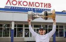 Георгий Иванов провел день с Кубком Гагарина без костылей