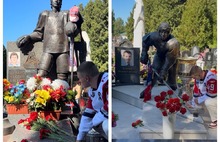 Ярославский защитник привез Кубок на могилы погибших игроков «Локомотива»