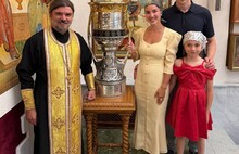 Форвард ярославского «Локомотива» привез Кубок Гагарина в храм