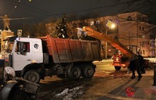 С центральных магистралей Ярославля за прошедшие выходные вывезен весь снег. Фоторепортаж