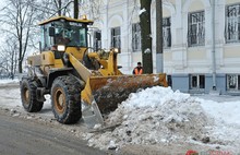 С улиц Ярославля за минувшие сутки вывезено 3800 кубометров снега. Фоторепортаж