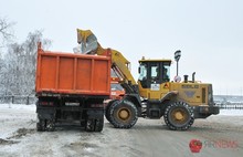 С улиц Ярославля за минувшие сутки вывезено 3800 кубометров снега. Фоторепортаж