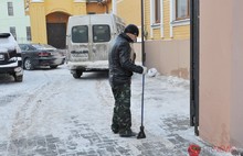 За уборку одного остановочного комплекса в Ярославле дворнику платят 9 рублей