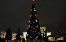 На площади Волкова в Ярославле зажглась новогодняя елка. Фоторепортаж