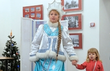 В Ярославле Снегурочка читает детям сказку у волшебного камина. Фоторепортаж