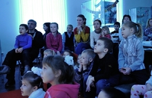 В Ярославле Снегурочка читает детям сказку у волшебного камина. Фоторепортаж
