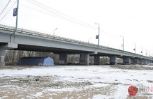 В Ярославле под Толбухинским мостом появился палаточный лагерь для бездомных (с фото)