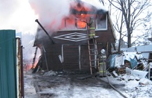 В Ярославской области горел частный дом, а с ним автомобиль
