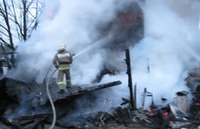 В Ярославской области горел частный дом, а с ним автомобиль