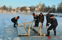 В Ярославской области в Крещение по данным МЧС в прорубь окунулось около девяти тысяч человек. С фото