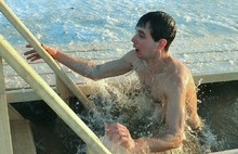 В Ярославской области в Крещение по данным МЧС в прорубь окунулось около девяти тысяч человек. С фото