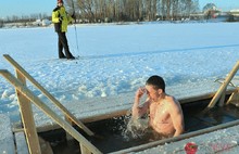 В Ярославской области в Крещение по данным МЧС в прорубь окунулось около девяти тысяч человек. С фото