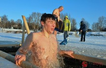 В Ярославской области в Крещение по данным МЧС в прорубь окунулось около девяти тысяч человек. С фото