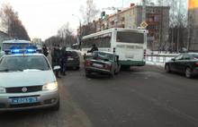 В Рыбинске Ярославской области автобус столкнулся с двумя легковушками