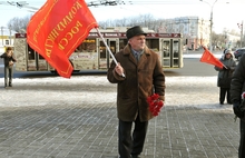 В Ярославле коммунисты возложили цветы к памятнику Ленину. Фоторепортаж