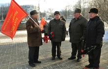 В Ярославле коммунисты возложили цветы к памятнику Ленину. Фоторепортаж