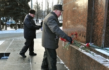 В Ярославле коммунисты возложили цветы к памятнику Ленину. Фоторепортаж