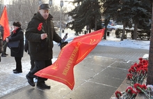 В Ярославле коммунисты возложили цветы к памятнику Ленину. Фоторепортаж