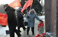 В Ярославле коммунисты возложили цветы к памятнику Ленину. Фоторепортаж