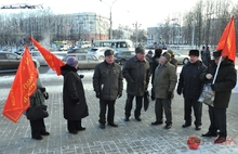 В Ярославле коммунисты возложили цветы к памятнику Ленину. Фоторепортаж