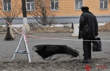 На улице Советской в Ярославле провалился асфальт. С фото
