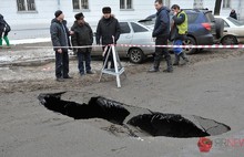 На улице Советской в Ярославле провалился асфальт. С фото