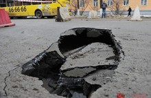 На улице Советской в Ярославле провалился асфальт. С фото