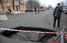 На улице Советской в Ярославле провалился асфальт. С фото