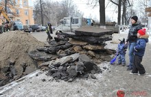 Дыру в асфальте на Советской  улице в Ярославле залатали. Фоторепортаж