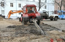 Дыру в асфальте на Советской  улице в Ярославле залатали. Фоторепортаж