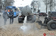 Дыру в асфальте на Советской  улице в Ярославле залатали. Фоторепортаж