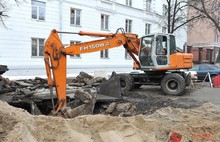 Дыру в асфальте на Советской  улице в Ярославле залатали. Фоторепортаж