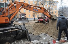 Дыру в асфальте на Советской  улице в Ярославле залатали. Фоторепортаж