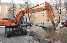 Дыру в асфальте на Советской  улице в Ярославле залатали. Фоторепортаж