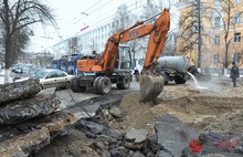 Дыру в асфальте на Советской  улице в Ярославле залатали. Фоторепортаж