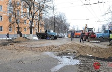 Дыру в асфальте на Советской  улице в Ярославле залатали. Фоторепортаж