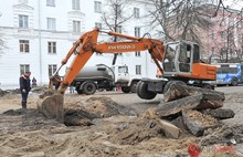 Дыру в асфальте на Советской  улице в Ярославле залатали. Фоторепортаж