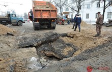 Дыру в асфальте на Советской  улице в Ярославле залатали. Фоторепортаж