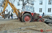 Дыру в асфальте на Советской  улице в Ярославле залатали. Фоторепортаж