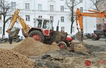 Дыру в асфальте на Советской  улице в Ярославле залатали. Фоторепортаж