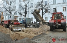 Дыру в асфальте на Советской  улице в Ярославле залатали. Фоторепортаж