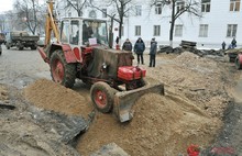 Дыру в асфальте на Советской  улице в Ярославле залатали. Фоторепортаж